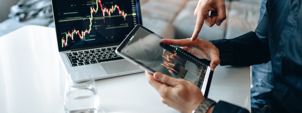 USD gains in quiet trade, Gold shines