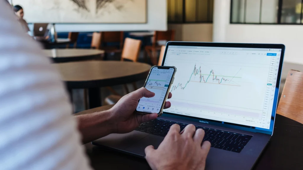 investor-check-oracle-stock-price